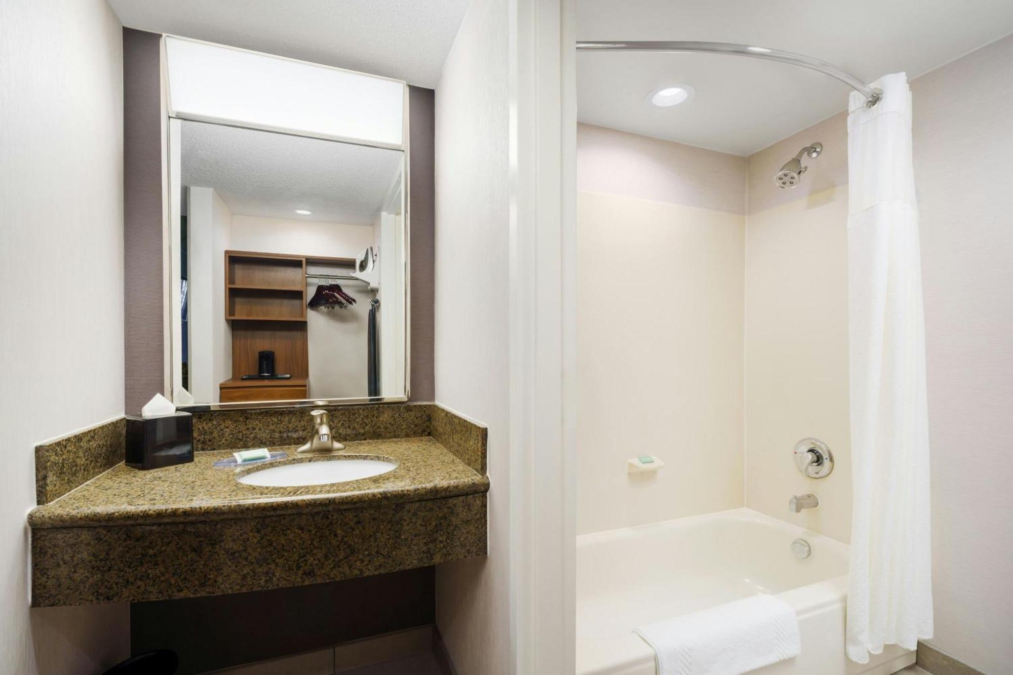 Courtyard By Marriott Atlanta Buckhead Hotel Exterior foto