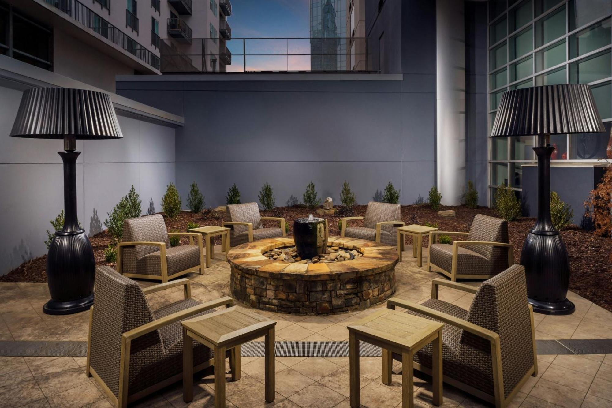Courtyard By Marriott Atlanta Buckhead Hotel Exterior foto